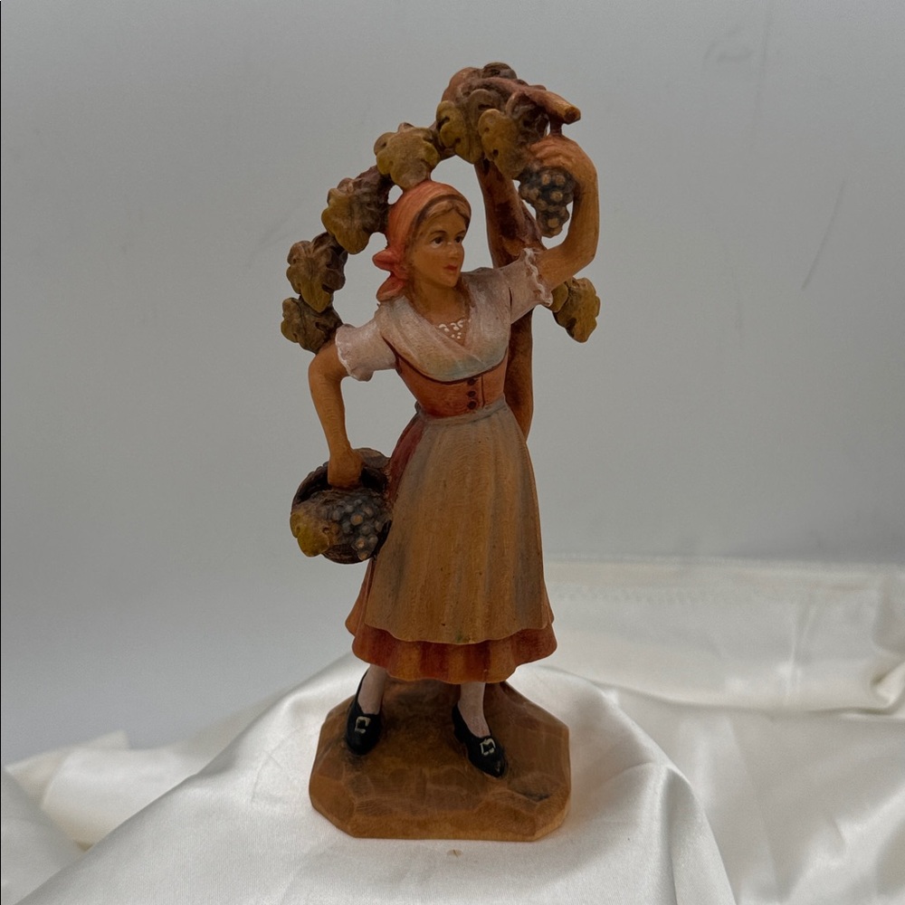 ANRI Woodcarving, Woman with Basket Picking Grapes Grapevines Vineyard 4 3/4"